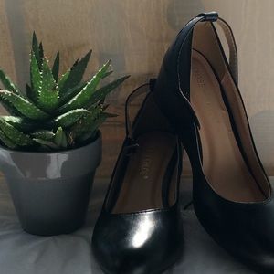 Chase +Chloe Round Toe Wedge 5.5